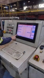 Operador da Finkler em painel de automação e controle