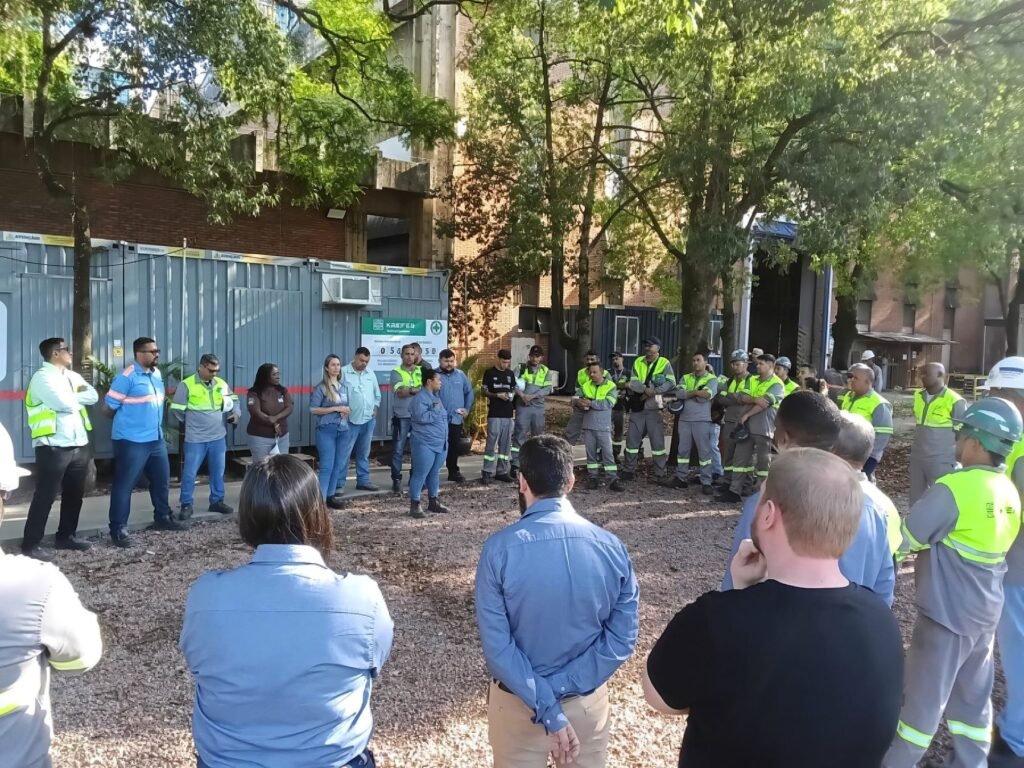 Equipe Finkler em reunião de obra