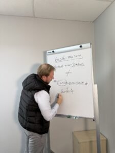 João Finkler detalhando a metodologia de gestão de projetos