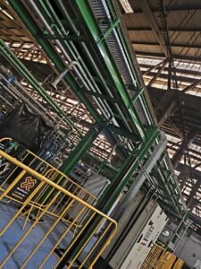 Infraestrutura de pipe-rack em projeto industrial da Finkler