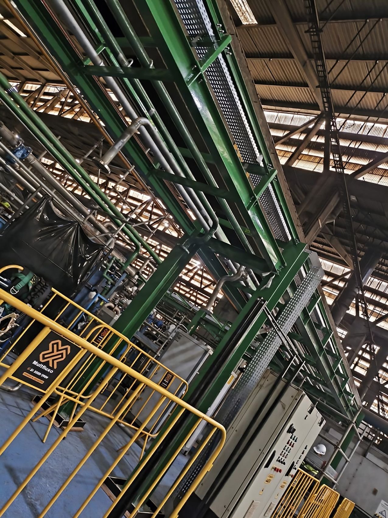 Infraestrutura de pipe-rack em projeto industrial da Finkler